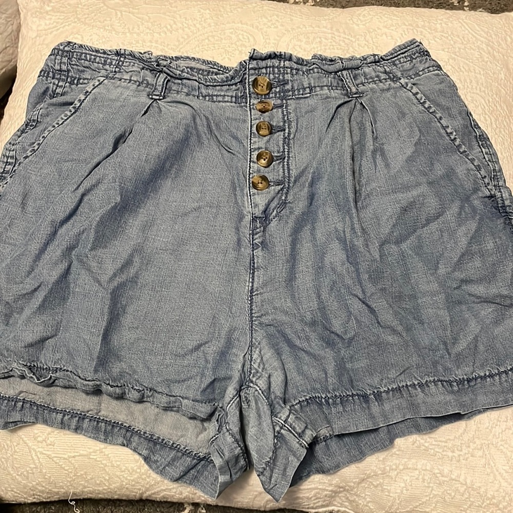 Size 14 high waisted American Eagle cambric button shorts